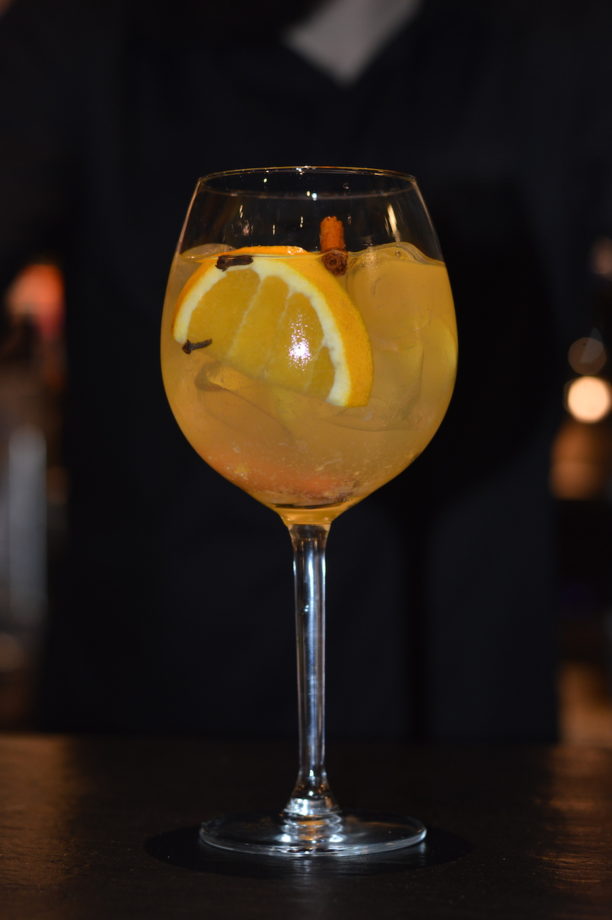 sangria, vino bianco, white wine, spezie, frutta, drink, cocktail, mixology, gabriele stillitani, lavinia biancalani, the style pusher, bartender, spagna, barcellona